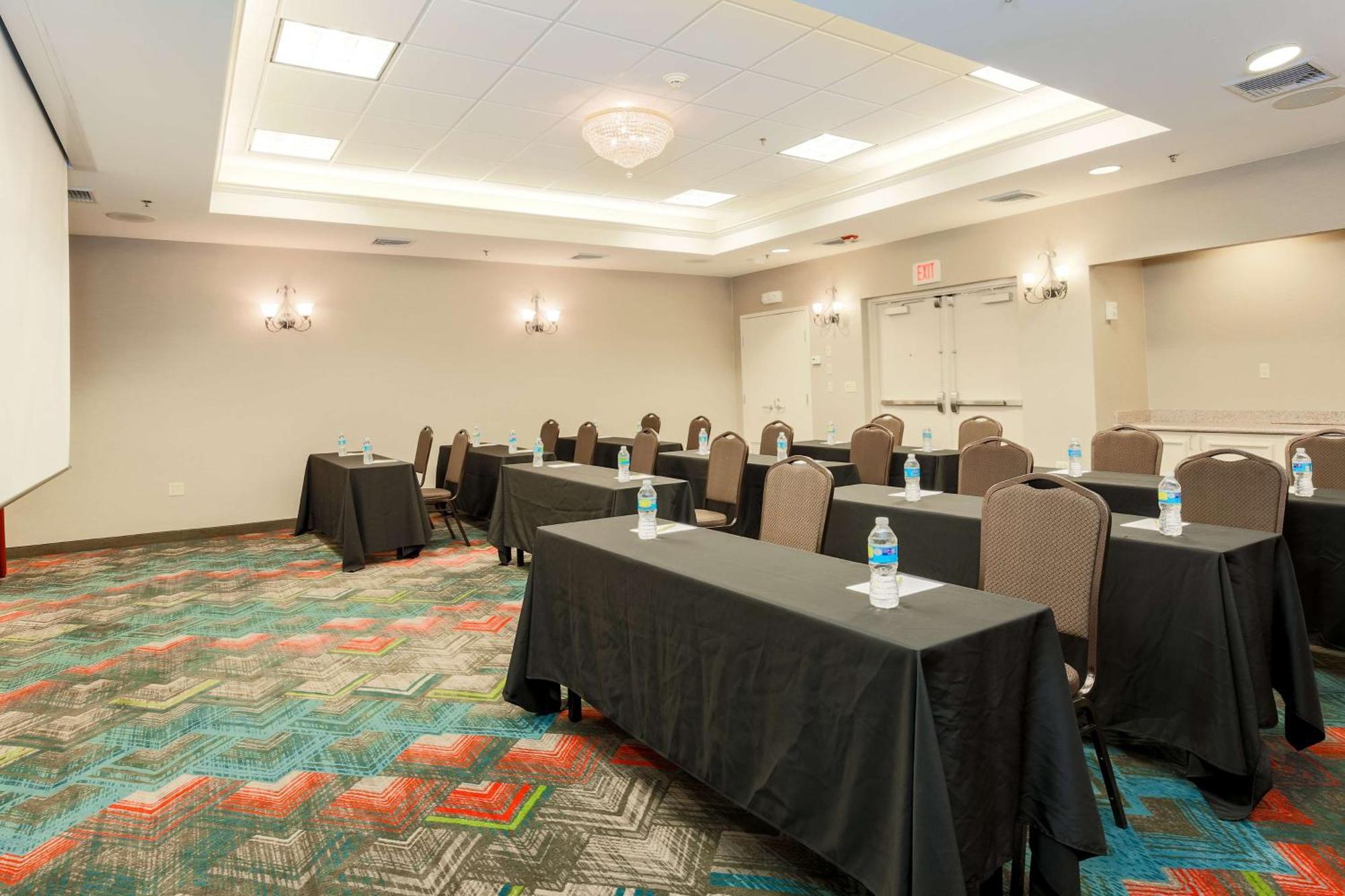 Hilton Garden Hotel 3*